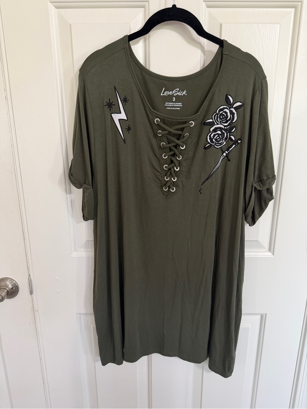Torrid LoveSick 3 3X Olive Lace Up Rose Dagger Lightning Graphic Tee 22 24